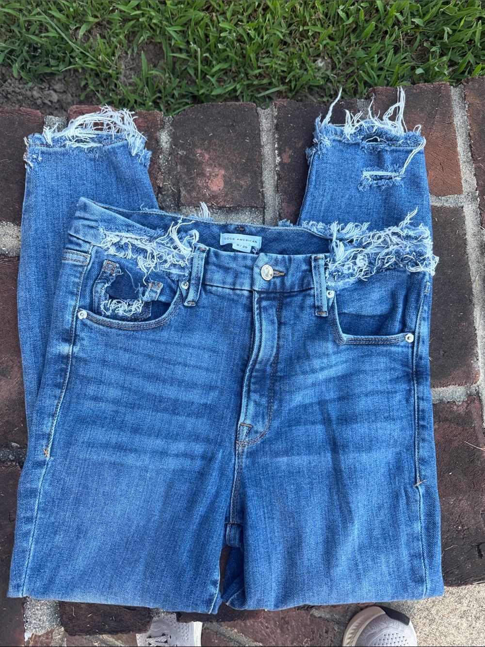 Good American high rise cropped distressed blue jeans size 8/29